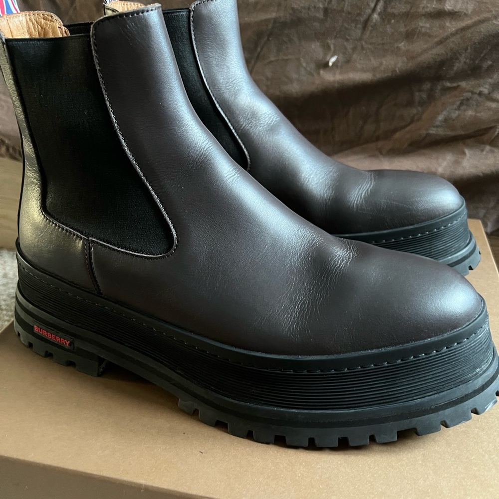 Burberry “Jeffrey “ Chelsea boot 🤎